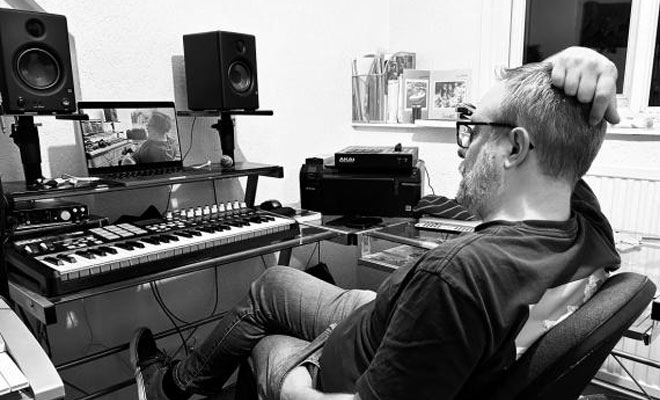 Bontempi Love Organ at his home studio playing electronic music live