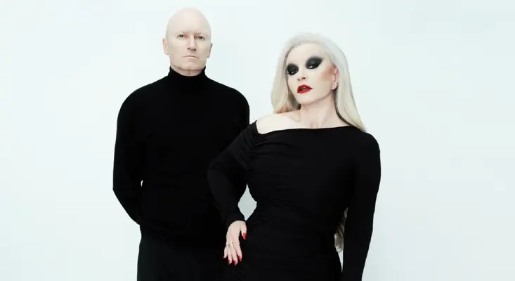 Spanish Electro-Pop duo Fangoria, Alaska and Nacho Canut, posing in black outfits against a white background for their 2026 single Me Voy.