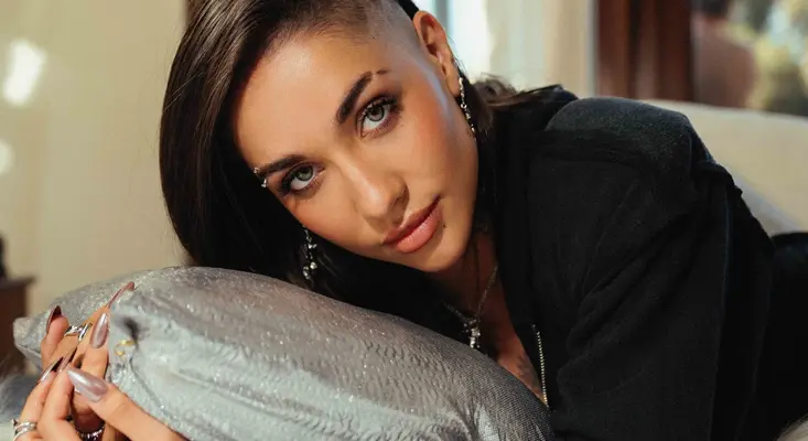 Maria Becerra posing for Qué Ganas De Comerte, her latest reggaeton single.