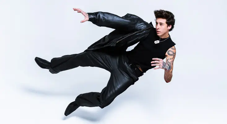 Fast-Rising Artist ZUEZEU Returns With New Single “GO” ZUEZEU promoting his Tech-House single GO in a dynamic studio photoshoot.