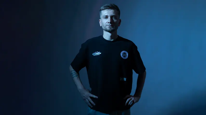 Ukrainian-born, Spain-based R. Dabizha on how his adopted home shaped his sound. Spain-based producer R. Dabizha stands confidently under blue lighting.