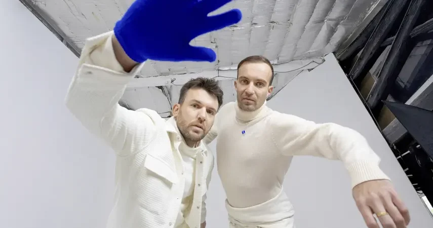 il:lo duo Dejan Dejado and Andreas Schütz posing in white outfits for Lucent interview.