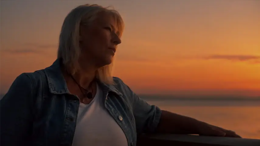 2FRIENDS' “Just One Night” Is What Missing Someone Feels Like Camilla Billström of 2FRIENDS gazes at the sunset in Just One Night music video.