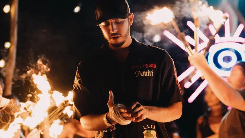 How To Dance To Mexican Music? See Neton Vega's “RIKI” Video How to dance to Mexican music - Neton Vega performing at night with fire dancers and neon lights in "RIKI" video.