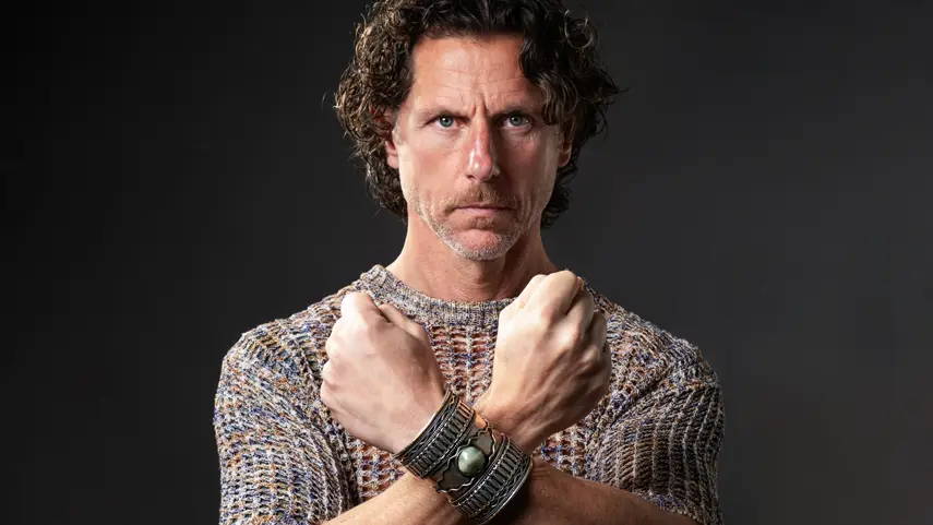 Kevin Kinembe speaks with Electro Wow about "Dunda" and his Afro House sound. Afro House DJ and producer Kevin Kinembe crossing his arms in a studio portrait for his Electro Wow interview.